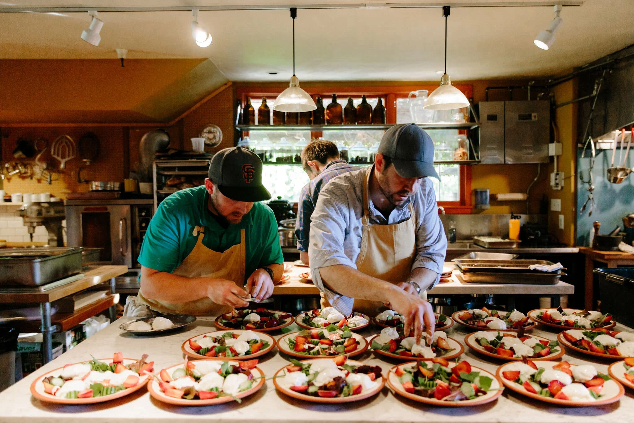 无能的丈夫专业厨师团队在厨房中精心准备美食